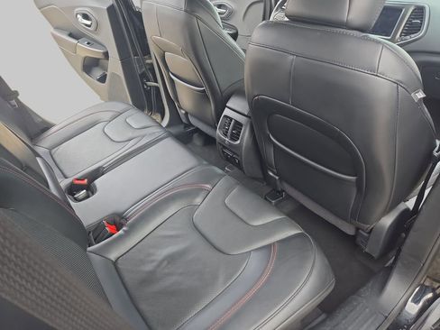 Used 2020 Jeep Cherokee Trailhawk AWD/4WD image 13