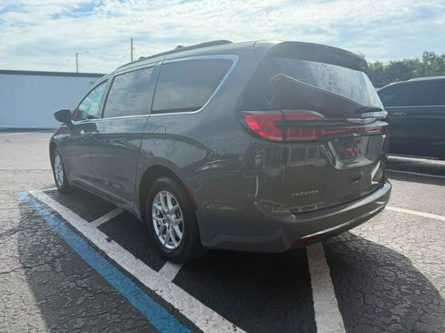 Used 2022 Chrysler Pacifica Touring-L FWD image 5