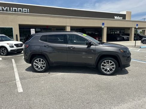 Used 2022 Jeep Compass Latitude w/ Sun and Sound Group AWD/4WD image 5
