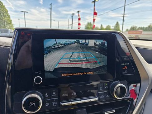 Used 2023 Toyota Highlander L AWD/4WD image 14