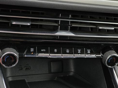 Used 2025 Chevrolet Traverse LT FWD image 21