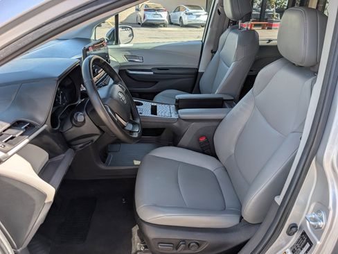 Used 2024 Toyota Sienna XLE FWD image 2