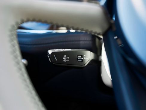 Used 2021 Bentley Bentayga image 56