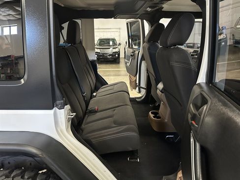 Used 2015 Jeep Wrangler Unlimited Rubicon w/ Connectivity Group AWD/4WD image 18