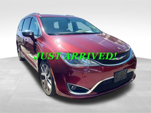 Used 2017 Chrysler Pacifica Limited w/ Tire & Wheel Group FWD image 3