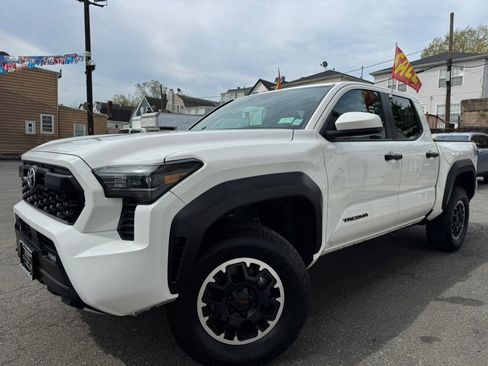 Used 2024 Toyota Tacoma TRD Off-Road image 2