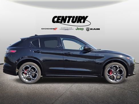 Used 2024 Alfa Romeo Stelvio Veloce image 2
