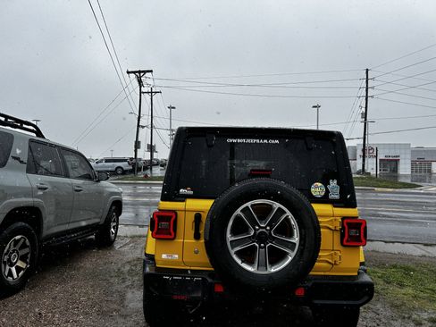 Used 2018 Jeep Wrangler Unlimited Sahara AWD/4WD image 3