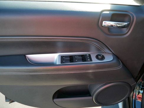 Used 2015 Jeep Compass Latitude image 9