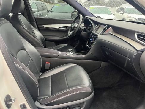 Used 2019 INFINITI QX50 Essential w/ Sensory Package image 11