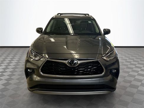 Used 2024 Toyota Highlander Platinum FWD image 2