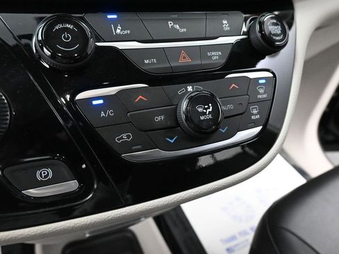 Used 2024 Chrysler Pacifica Select image 39