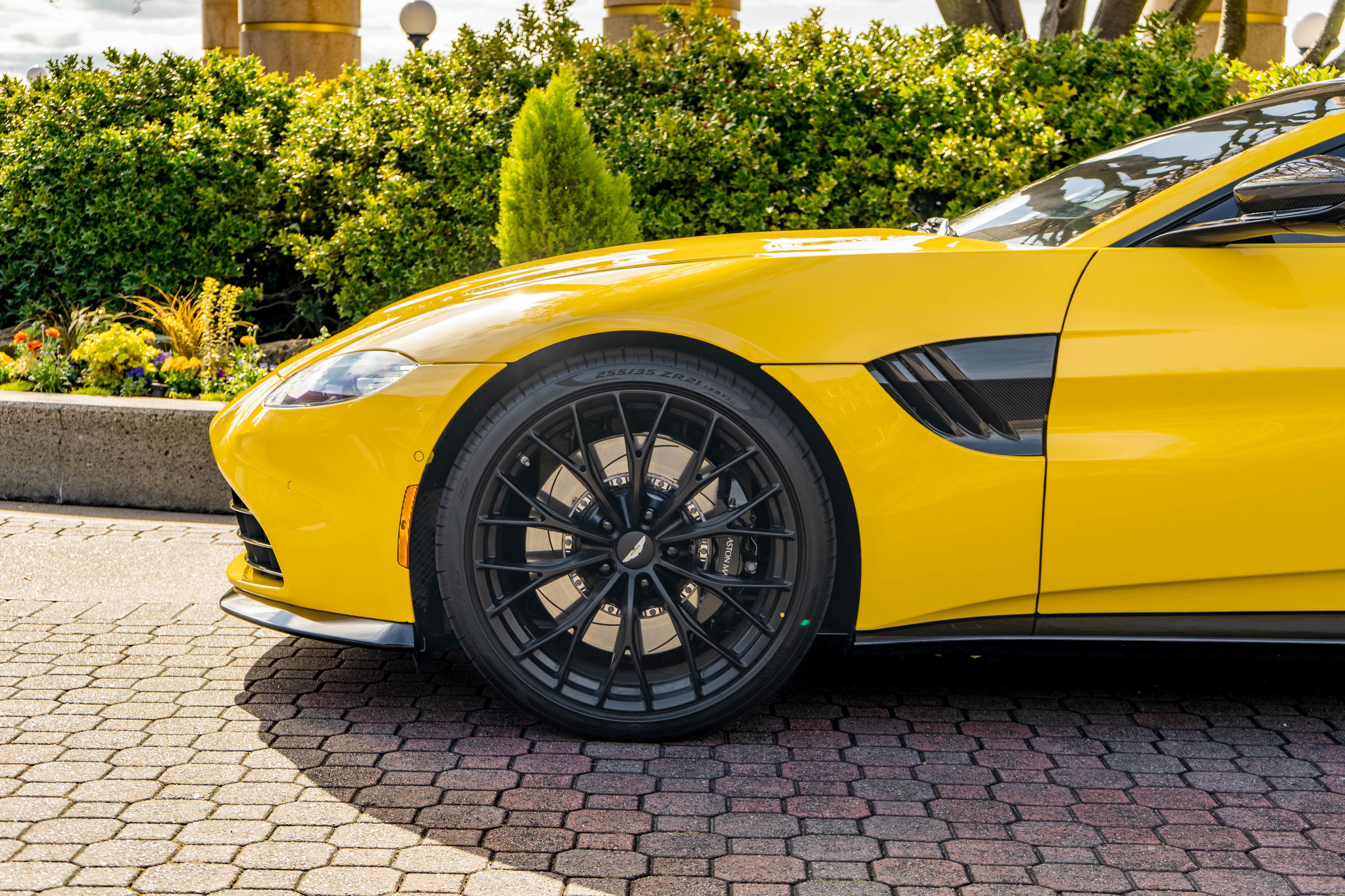 Used 2023 Aston Martin V8 Vantage Coupe RWD image 4