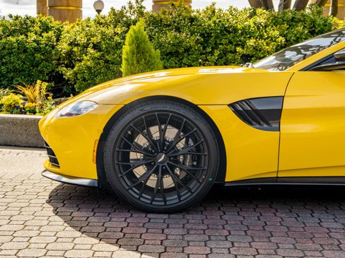 Used 2023 Aston Martin V8 Vantage Coupe image 4