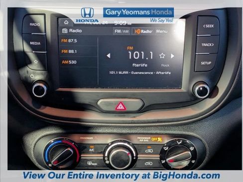 Used 2025 Kia Soul LX w/ LX Technology Package FWD image 18
