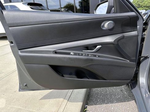Used 2023 Hyundai Elantra SE FWD image 9