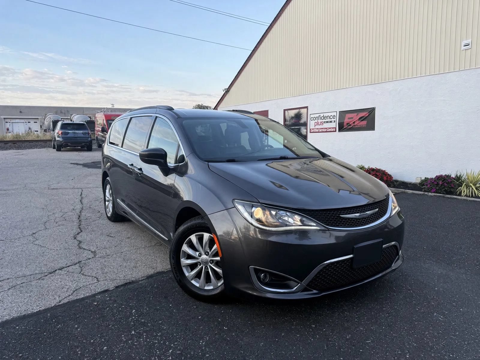 Used 2017 Chrysler Pacifica Touring-L FWD image 3