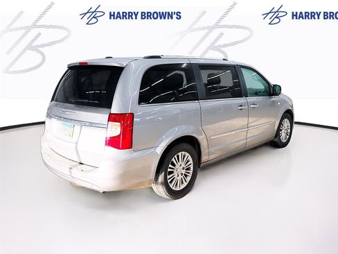Used 2014 Chrysler Town & Country Touring-L image 10