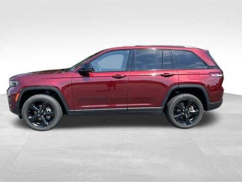 Used 2023 Jeep Grand Cherokee Altitude AWD/4WD image 2
