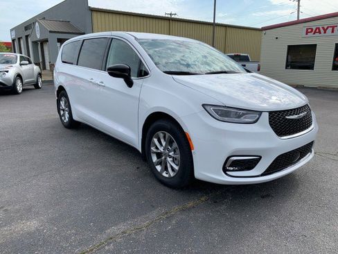Used 2024 Chrysler Pacifica Touring-L AWD/4WD image 8