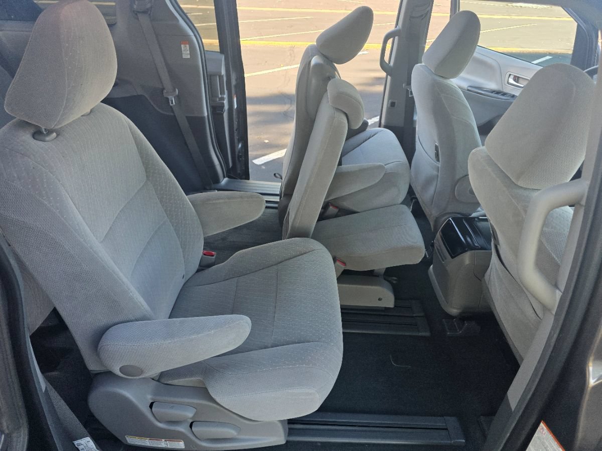 Used 2017 Toyota Sienna LE FWD image 28