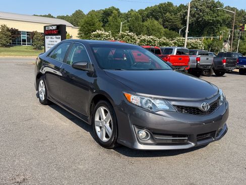 Used 2014 Toyota Camry SE FWD image 5
