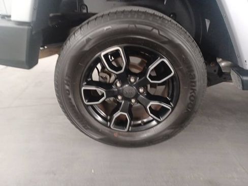 Used 2017 Jeep Wrangler Unlimited Sahara AWD/4WD image 9