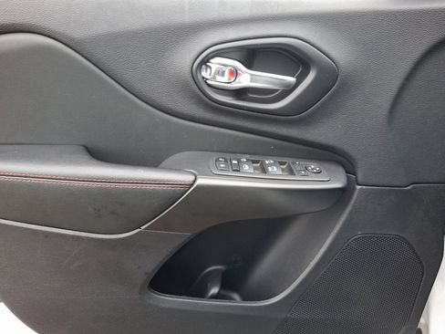 Used 2022 Jeep Cherokee Trailhawk image 13