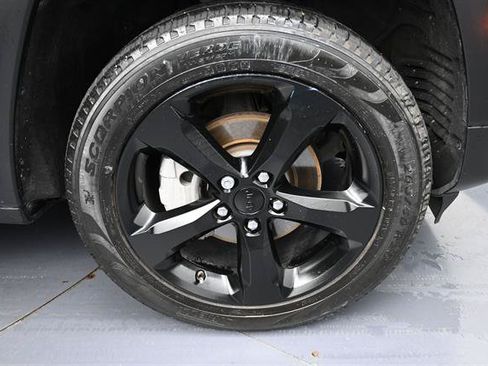 Used 2024 Jeep Grand Cherokee Limited w/ Black Appearance Package AWD/4WD image 19