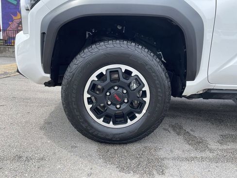 Certified 2025 Toyota Tacoma TRD Off-Road AWD/4WD image 9