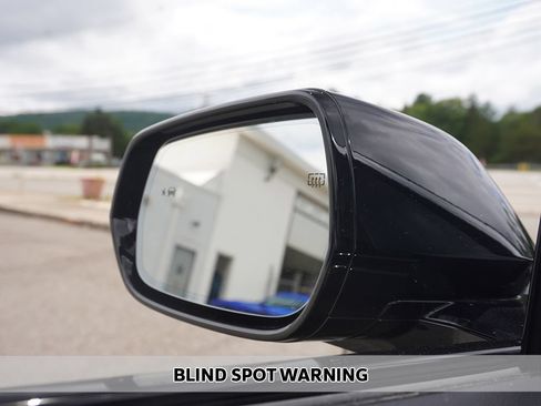 Used 2024 Cadillac Lyriq Luxury RWD image 9