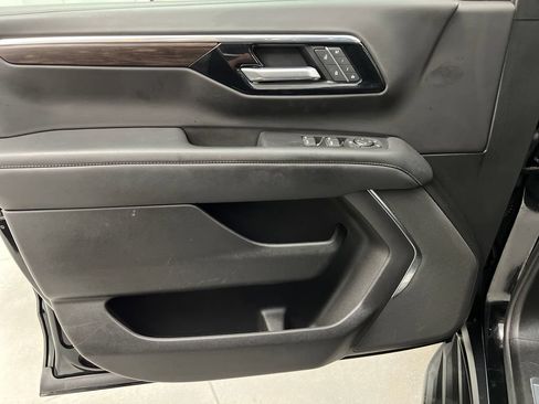 Used 2025 Chevrolet Suburban LT RWD image 14