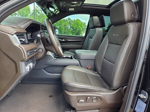 Used 2023 GMC Yukon XL Denali w/ LPO, Floor Liner Package AWD/4WD image 9