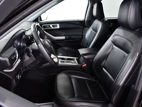 Used 2023 Ford Explorer XLT w/ Equipment Group 202A image 6
