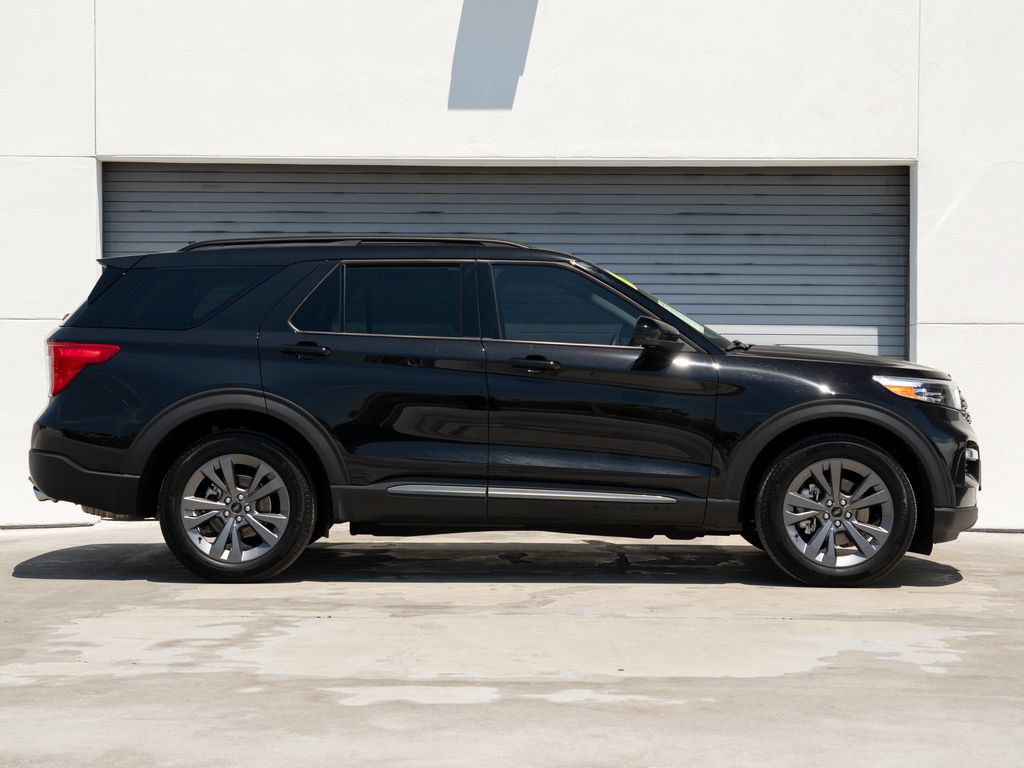 Used 2024 Ford Explorer XLT w/ Equipment Group 202A AWD/4WD image 26