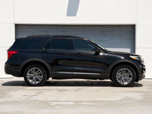 Used 2024 Ford Explorer XLT w/ Equipment Group 202A AWD/4WD image 26