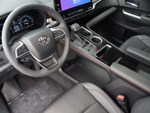 Used 2026 Toyota Sienna XSE FWD image 2