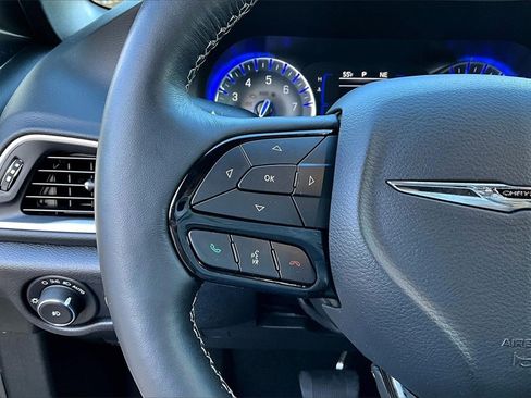 Used 2020 Chrysler Pacifica Touring-L w/ S Appearance Package image 11