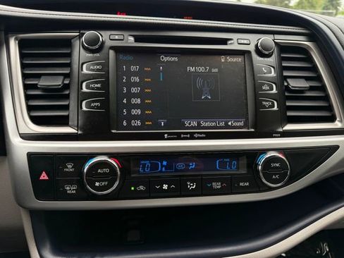 Used 2018 Toyota Highlander Plus AWD/4WD image 9