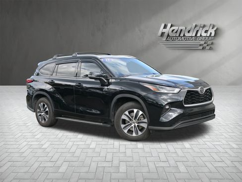 Used 2021 Toyota Highlander XLE FWD image 2