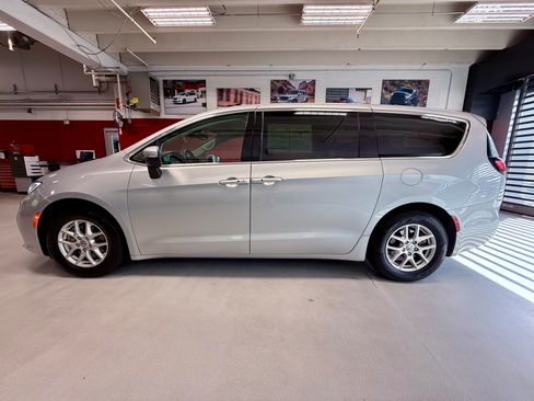 Used 2023 Chrysler Pacifica Touring-L FWD image 2
