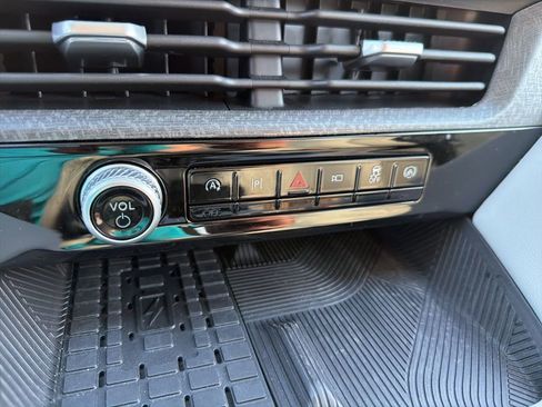 Used 2025 Ford Explorer Platinum w/ Ultimate Package image 33