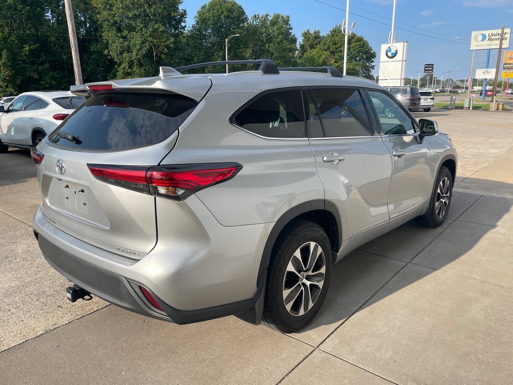 Used 2022 Toyota Highlander XLE AWD/4WD image 5