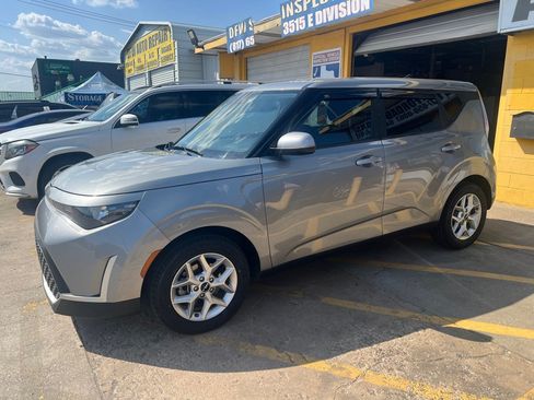 Used 2023 Kia Soul LX w/ LX Technology Package FWD image 3