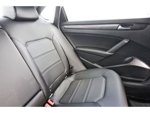 Used 2022 Volkswagen Passat 2.0T R-Line image 10