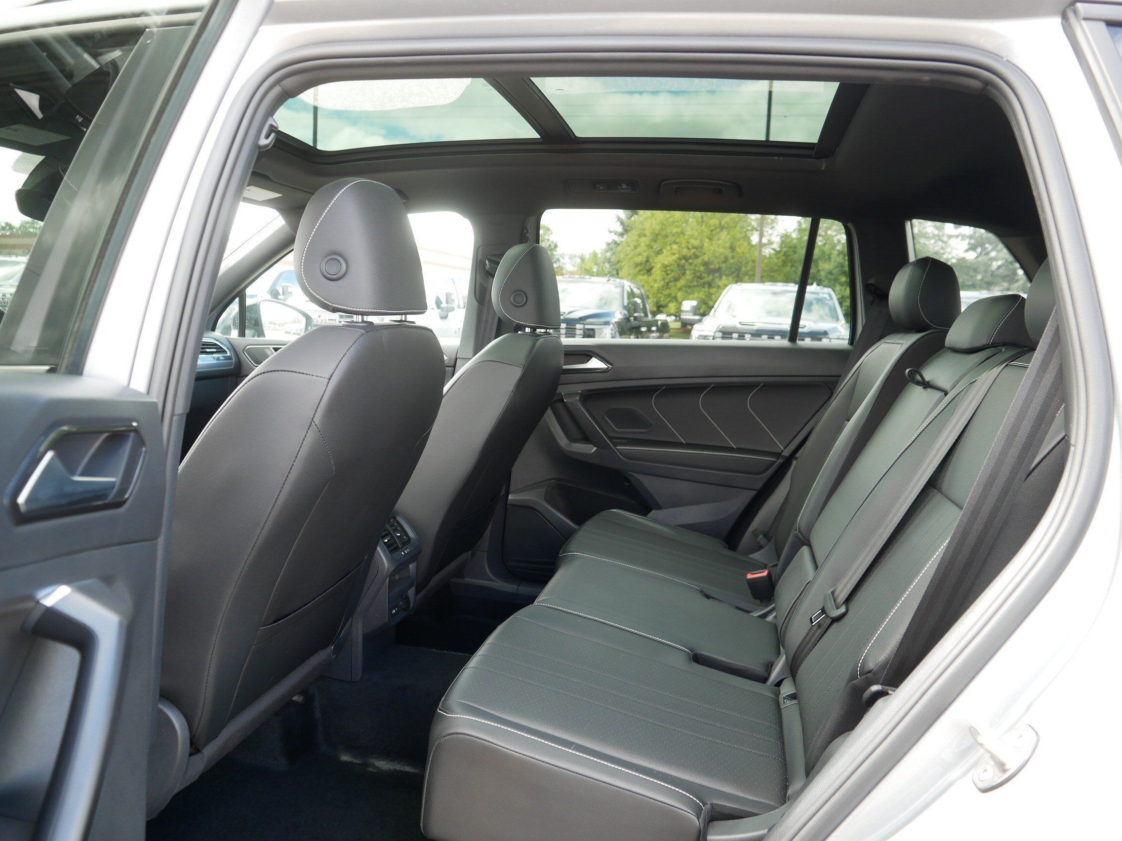Used 2023 Volkswagen Tiguan SE R-Line AWD/4WD image 36