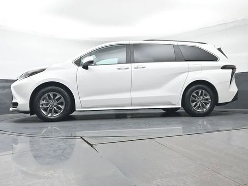 Used 2025 Toyota Sienna LE image 33