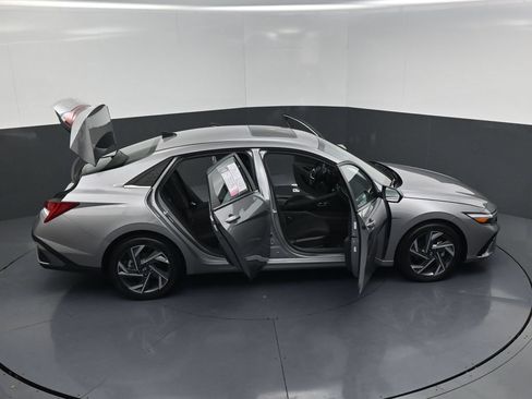 Used 2025 Hyundai Elantra SEL FWD image 23
