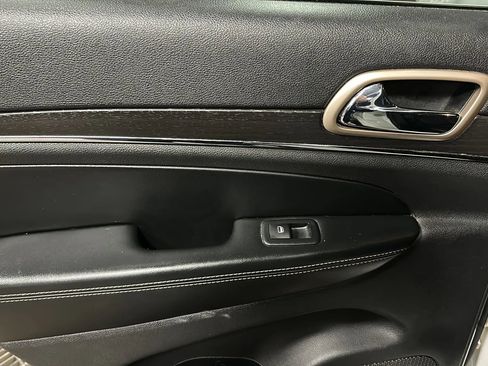 Used 2017 Jeep Grand Cherokee Limited w/ Trailer Tow Group IV image 12