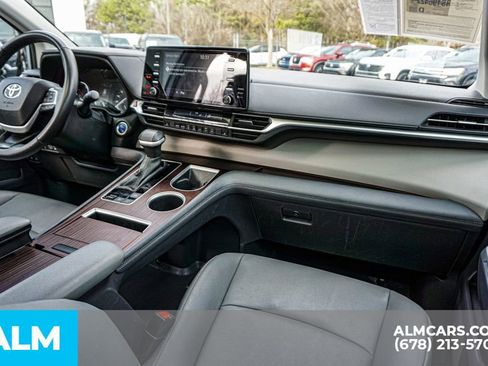 Used 2024 Toyota Sienna XLE image 27